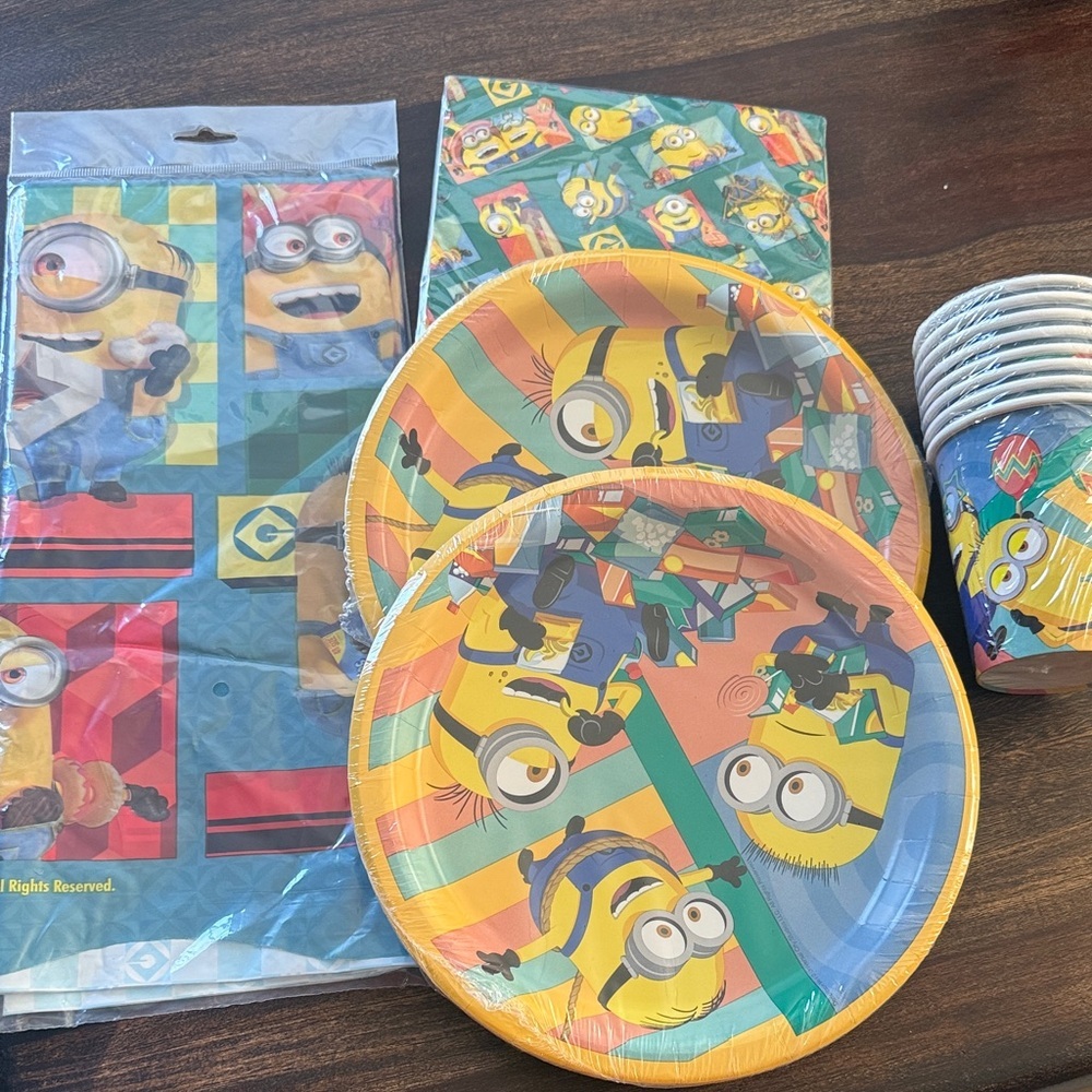 Minions Party Supplies Set - Yellow and Blue